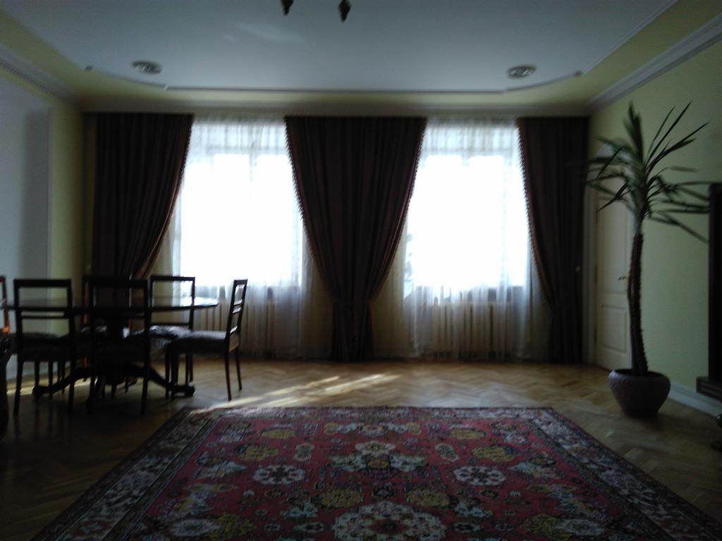Apartment Na Rynok Square ลวีฟ ภายนอก รูปภาพ
