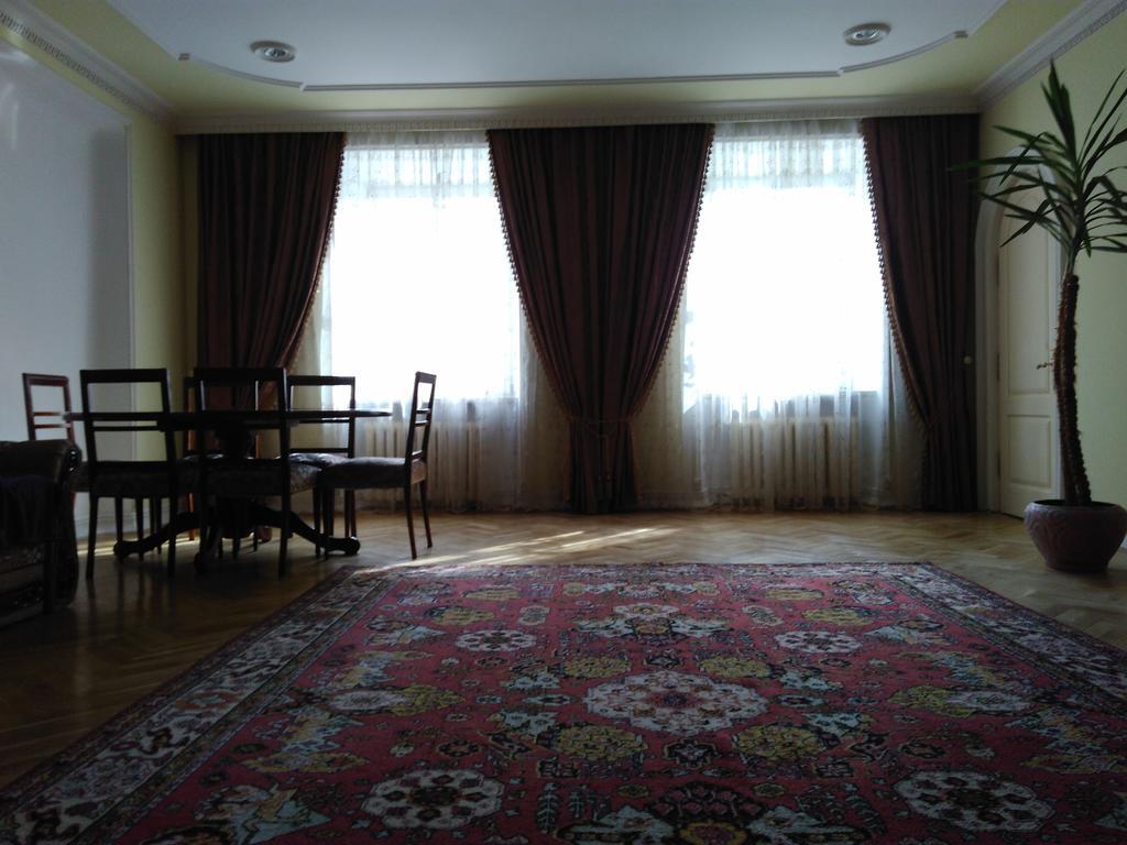 Apartment Na Rynok Square ลวีฟ ภายนอก รูปภาพ